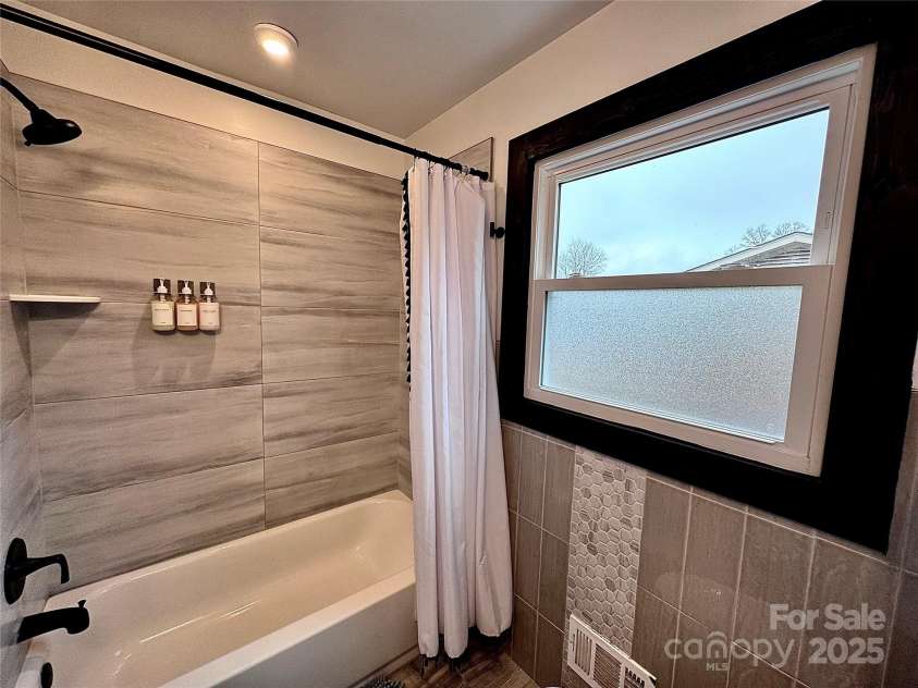 1521 Lanewood Place, Charlotte, NC 28208.  MLS# CAR4326904, YatesRealty ID 6843. Secondary Bathroom