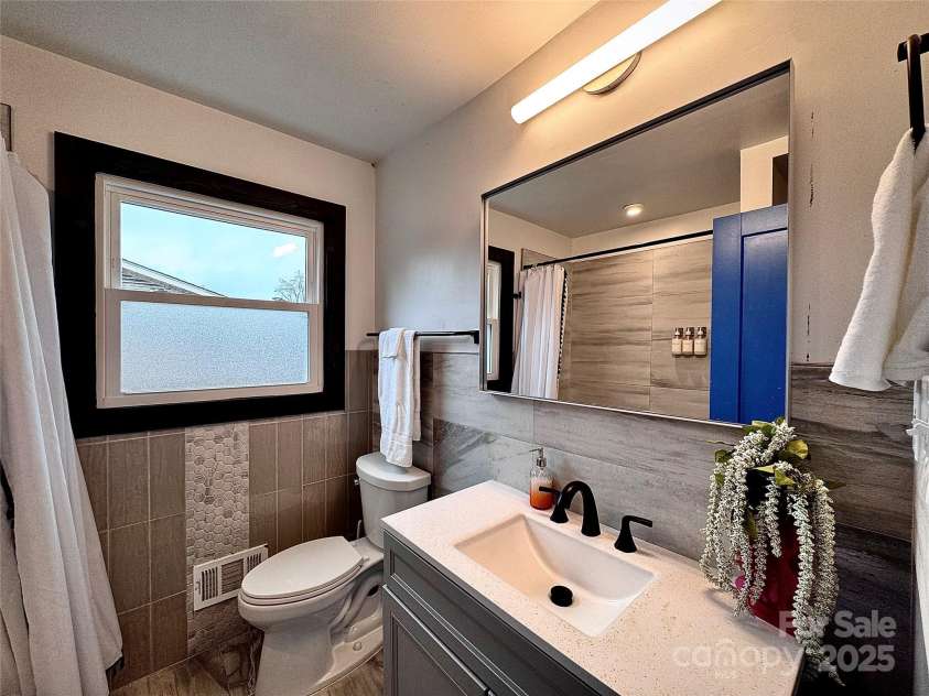 1521 Lanewood Place, Charlotte, NC 28208.  MLS# CAR4326904, YatesRealty ID 6843. Secondary Bathroom