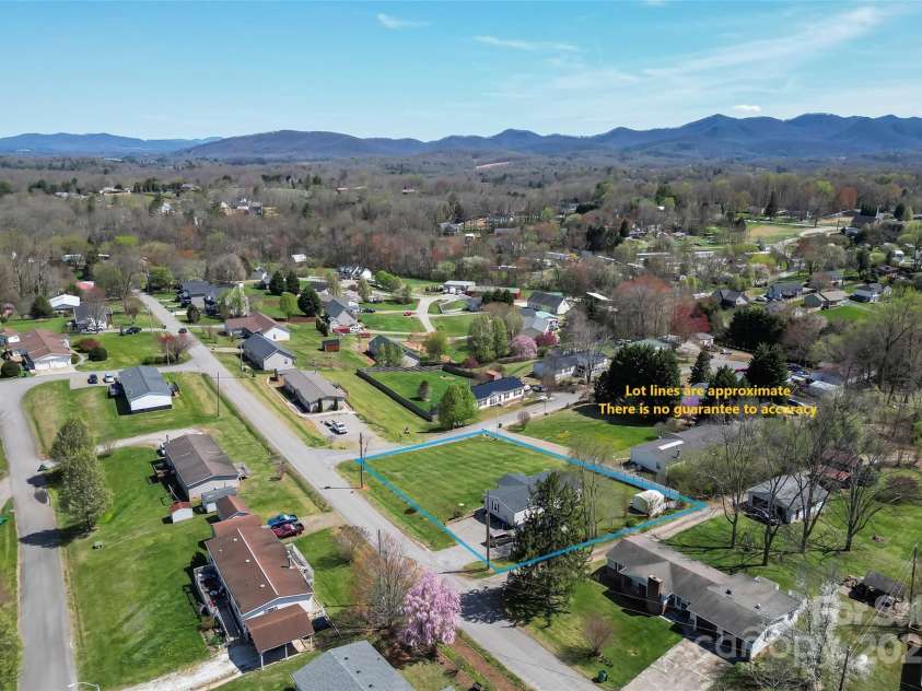 4 Saint Matthews Drive, Candler, NC 28715.  MLS# CAR4241573, YatesRealty ID 6844. 