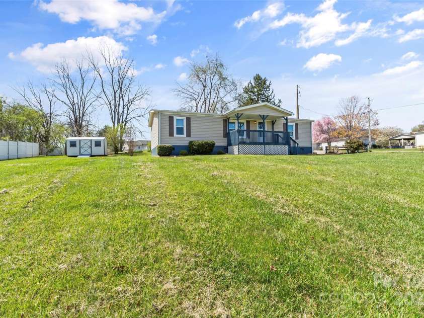 4 Saint Matthews Drive, Candler, NC 28715.  MLS# CAR4241573, YatesRealty ID 6844. Lovely usable yard