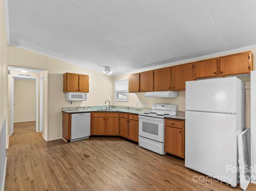 4 Saint Matthews Drive, Candler, NC 28715.  MLS# CAR4241573, YatesRealty ID 6844. Open Kitchen