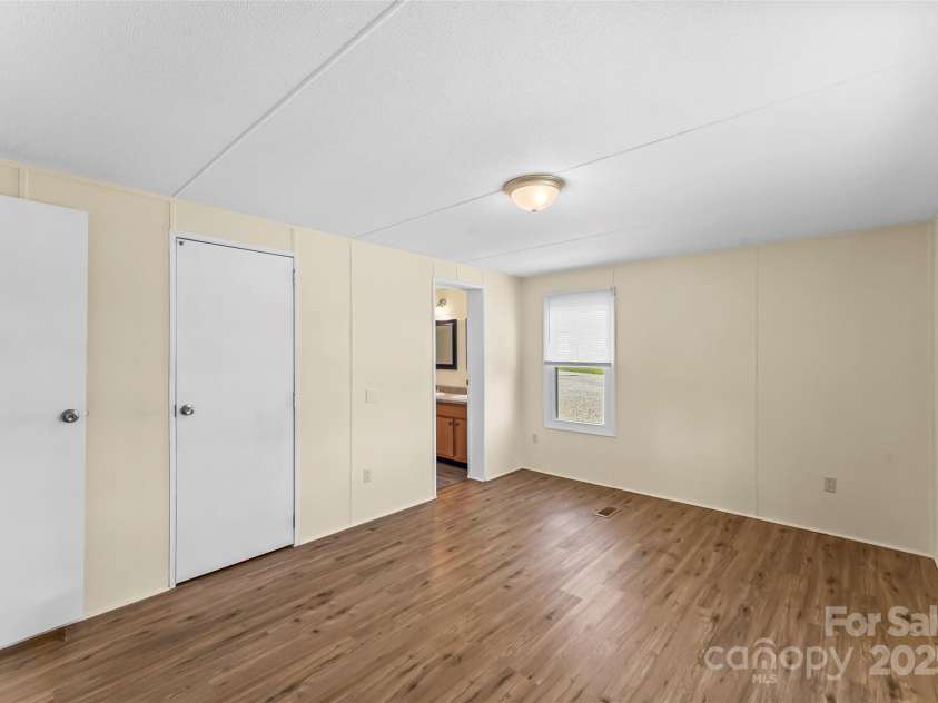 4 Saint Matthews Drive, Candler, NC 28715.  MLS# CAR4241573, YatesRealty ID 6844. Spacious Primary