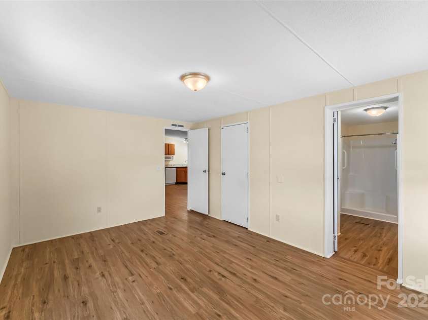 4 Saint Matthews Drive, Candler, NC 28715.  MLS# CAR4241573, YatesRealty ID 6844. Spacious Primary