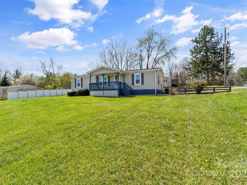 4 Saint Matthews Drive, Candler, NC 28715.  MLS# CAR4241573, YatesRealty ID 6844. Welcome Home!