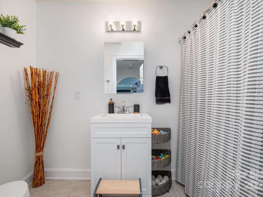 4517 Lake Shore Road, Denver, NC 28037.  MLS# CAR4246724, YatesRealty ID 6846. Upstairs guest bathroom