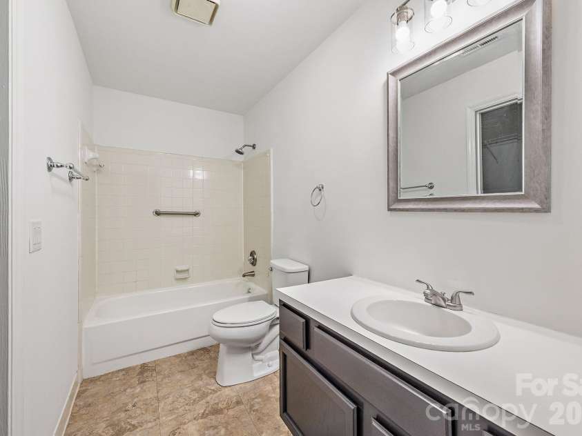 2715 Selwyn Avenue, Charlotte, NC 28209.  MLS# CAR4362710, YatesRealty ID 6849. Bathroom 1