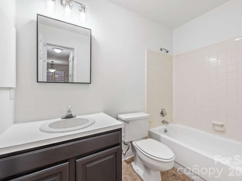 2715 Selwyn Avenue, Charlotte, NC 28209.  MLS# CAR4362710, YatesRealty ID 6849. Bathroom 2