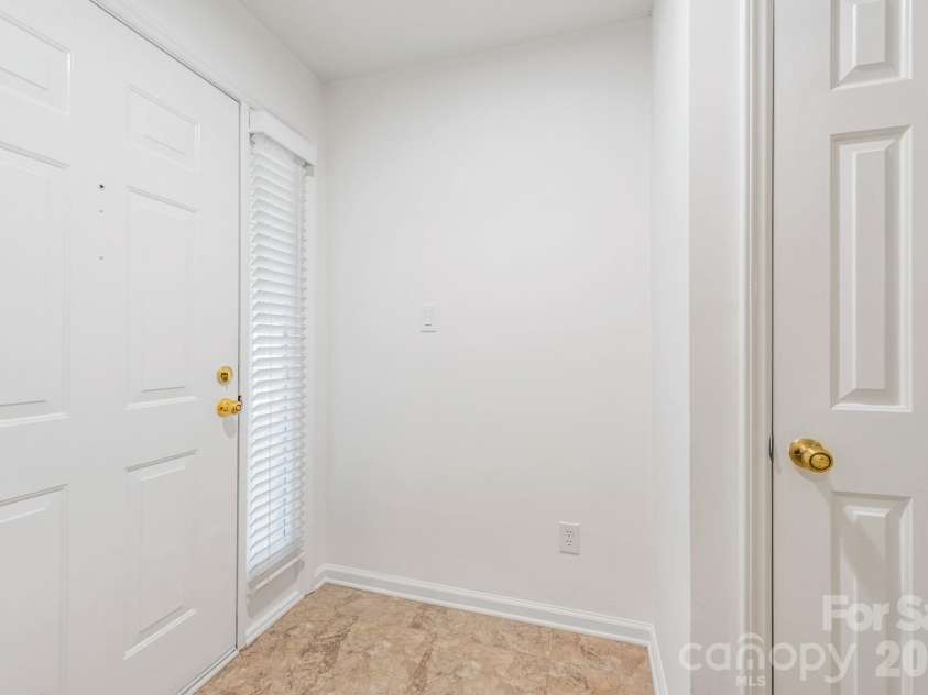 2715 Selwyn Avenue, Charlotte, NC 28209.  MLS# CAR4362710, YatesRealty ID 6849. Entry