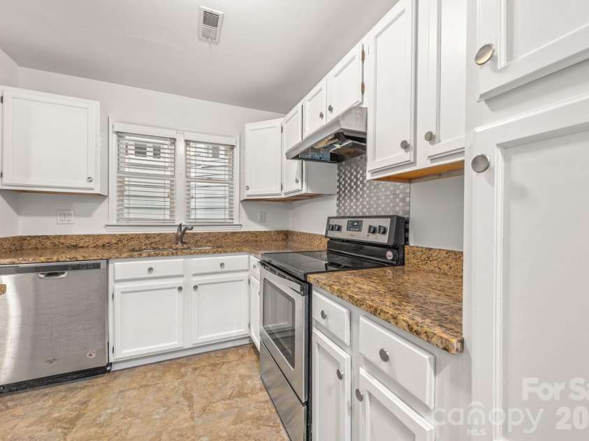 2715 Selwyn Avenue, Charlotte, NC 28209.  MLS# CAR4362710, YatesRealty ID 6849. Kitchen