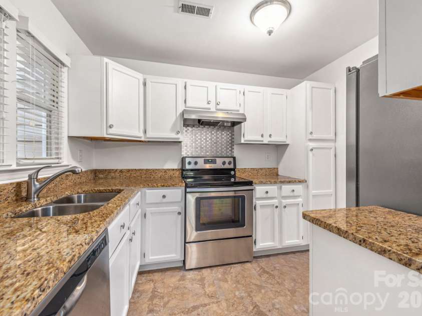 2715 Selwyn Avenue, Charlotte, NC 28209.  MLS# CAR4362710, YatesRealty ID 6849. Kitchen