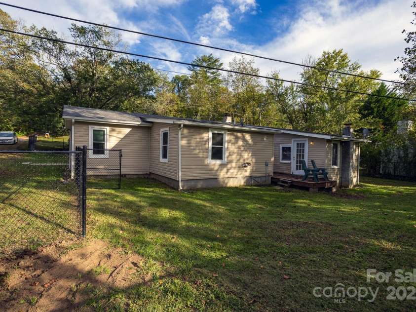 948 Riceville Road, Asheville, NC 28805.  MLS# CAR4311610, YatesRealty ID 685. 