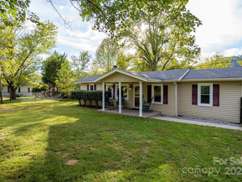 948 Riceville Road, Asheville, NC 28805.  MLS# CAR4311610, YatesRealty ID 685. 