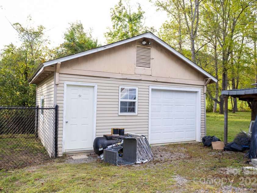 948 Riceville Road, Asheville, NC 28805.  MLS# CAR4311610, YatesRealty ID 685. 