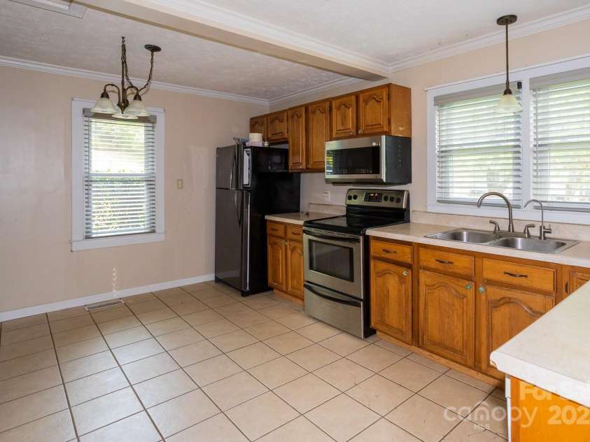 948 Riceville Road, Asheville, NC 28805.  MLS# CAR4311610, YatesRealty ID 685. 