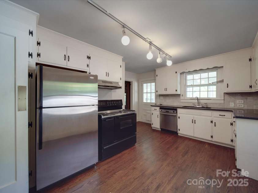2326 Armstrong Circle, Gastonia, NC 28054.  MLS# CAR4243976, YatesRealty ID 6850. 