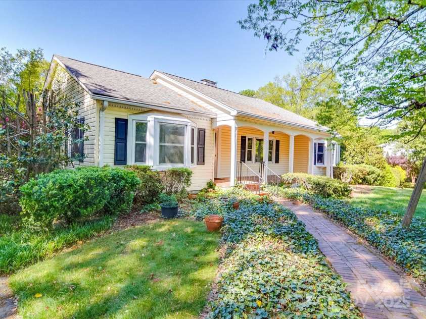 2326 Armstrong Circle, Gastonia, NC 28054.  MLS# CAR4243976, YatesRealty ID 6850. 