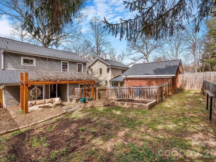 28 Westover Drive, Asheville, NC 28801.  MLS# CAR4357081, YatesRealty ID 6851. Spacious Rear Yard Space