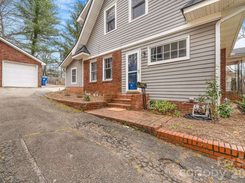 28 Westover Drive, Asheville, NC 28801.  MLS# CAR4357081, YatesRealty ID 6851. Spacious Shared Drive with Private Parking