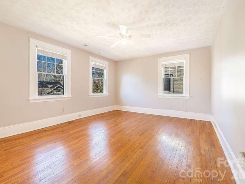 28 Westover Drive, Asheville, NC 28801.  MLS# CAR4357081, YatesRealty ID 6851. Upper Level Spacious Third Bedroom