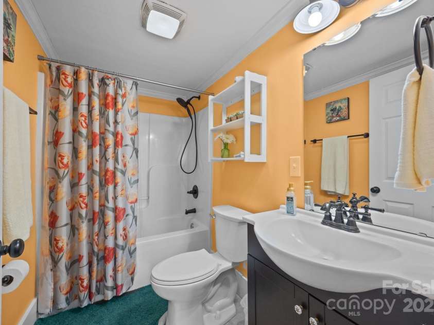 405 3rd Street, Kannapolis, NC 28083.  MLS# CAR4239443, YatesRealty ID 6854. Full Bathroom in hallway