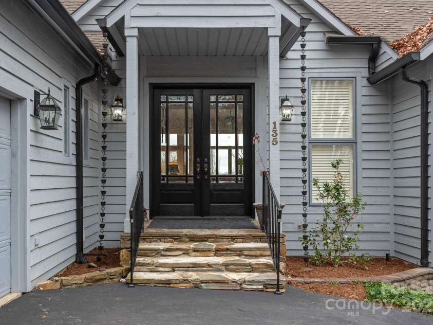 135 POPLAR Loop, Flat Rock, NC 28731.  MLS# CAR4278408, YatesRealty ID 686. 