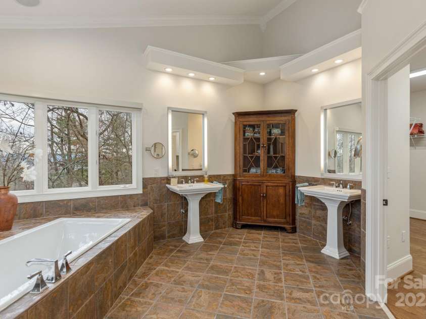 135 POPLAR Loop, Flat Rock, NC 28731.  MLS# CAR4278408, YatesRealty ID 686. 