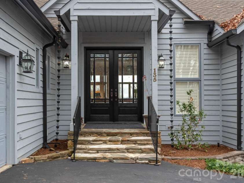 135 POPLAR Loop, Flat Rock, NC 28731.  MLS# CAR4278408, YatesRealty ID 686. 