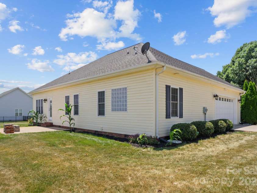 104 Castle Pines Lane, Statesville, NC 28625.  MLS# CAR4150800, YatesRealty ID 6862. 