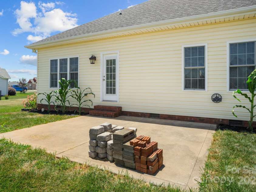 104 Castle Pines Lane, Statesville, NC 28625.  MLS# CAR4150800, YatesRealty ID 6862. 