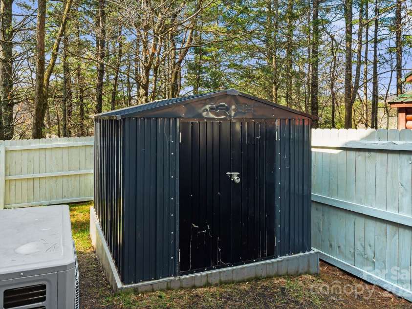 112 Mountain Ivy Lane, Boone, NC 28607.  MLS# CAR4243679, YatesRealty ID 6863. 