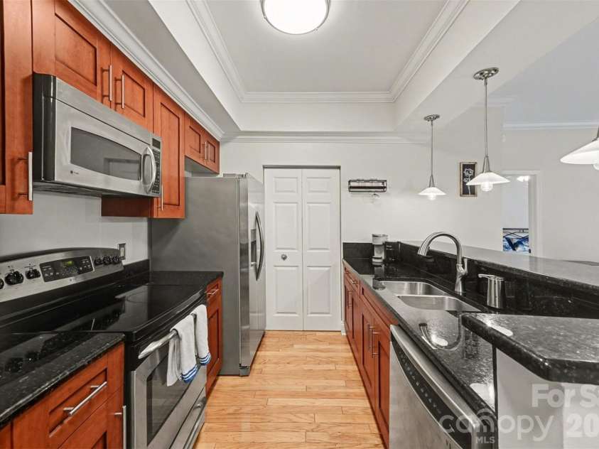 300 5th Street, Charlotte, NC 28202.  MLS# CAR4355060, YatesRealty ID 6865. 