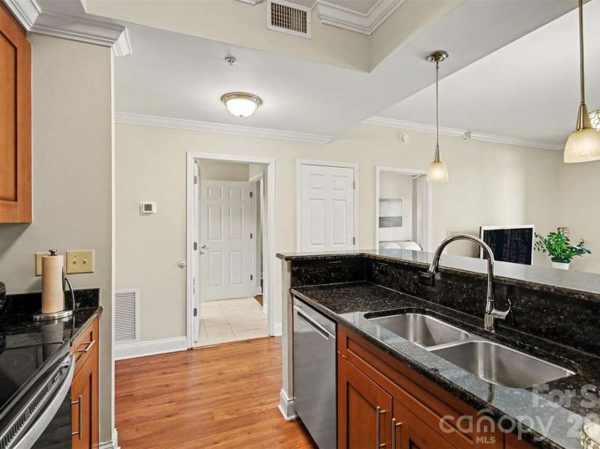 300 5th Street, Charlotte, NC 28202.  MLS# CAR4421871, YatesRealty ID 6865. 