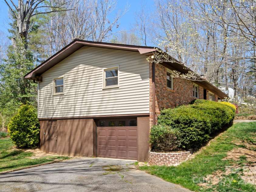 11 Hudson Lane, Fletcher, NC 28732.  MLS# CAR4241916, YatesRealty ID 6867. 