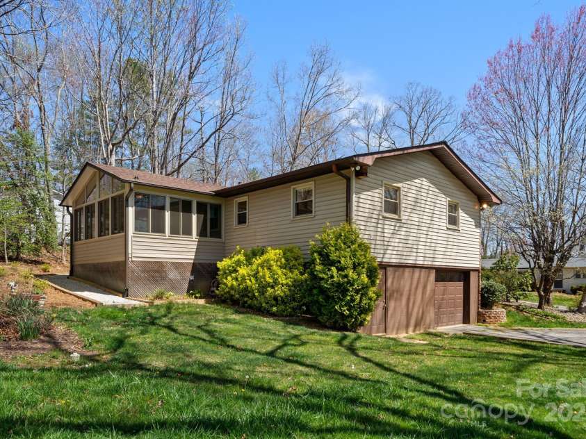 11 Hudson Lane, Fletcher, NC 28732.  MLS# CAR4241916, YatesRealty ID 6867. 