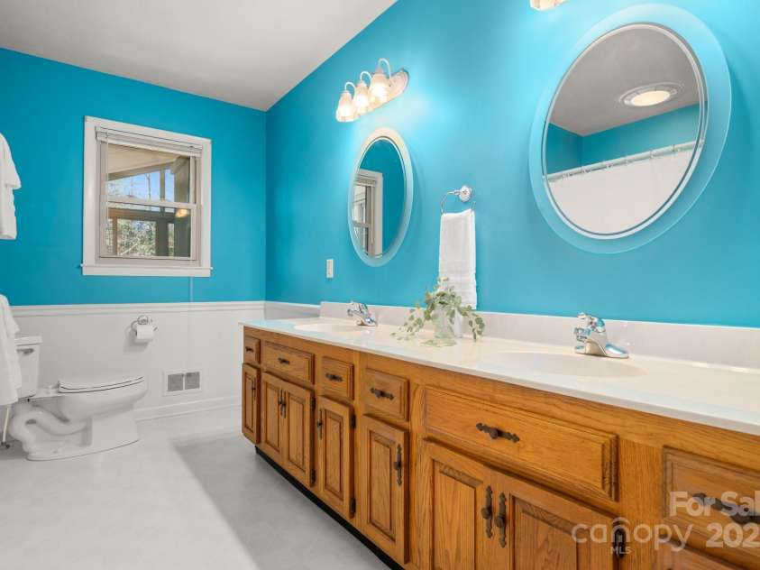 11 Hudson Lane, Fletcher, NC 28732.  MLS# CAR4241916, YatesRealty ID 6867. Full bath in the hallway