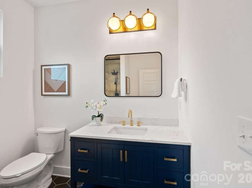 306 Wesley Heights Way, Charlotte, NC 28208.  MLS# CAR4352519, YatesRealty ID 6867. Full bathroom for secondary bedroom
