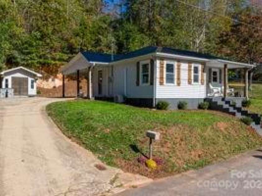 1444 Piedmont Drive, Lenoir, NC 28645.  MLS# CAR4316317, YatesRealty ID 6868. 