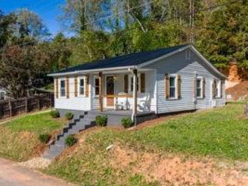 1444 Piedmont Drive, Lenoir, NC 28645.  MLS# CAR4316317, YatesRealty ID 6868. 