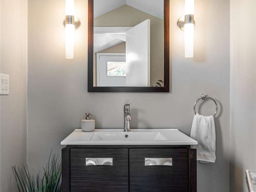 79 Horizon Hill Road, Asheville, NC 28804.  MLS# CAR4306563, YatesRealty ID 687. Half Bath