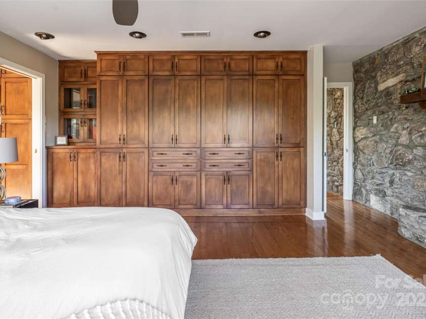79 Horizon Hill Road, Asheville, NC 28804.  MLS# CAR4306563, YatesRealty ID 687. Primary Closet and Drawer Built Ins