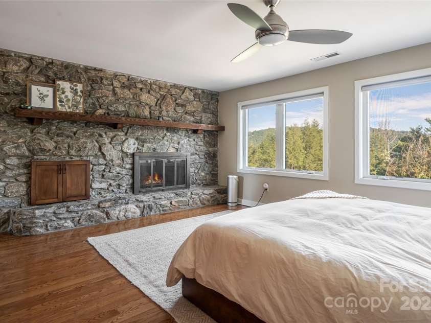 79 Horizon Hill Road, Asheville, NC 28804.  MLS# CAR4306563, YatesRealty ID 687. Primary Suite