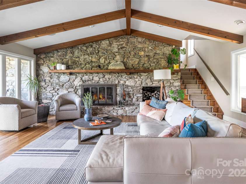 79 Horizon Hill Road, Asheville, NC 28804.  MLS# CAR4306563, YatesRealty ID 687. Vaulted Living Room