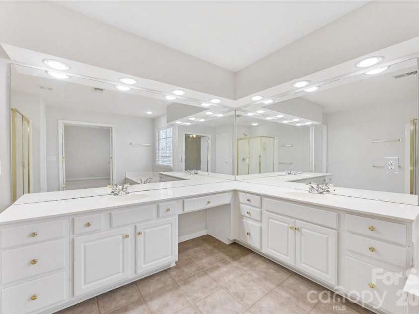 11143 Knight Castle Drive, Charlotte, NC 28277.  MLS# CAR4354916, YatesRealty ID 6871. En-Suite