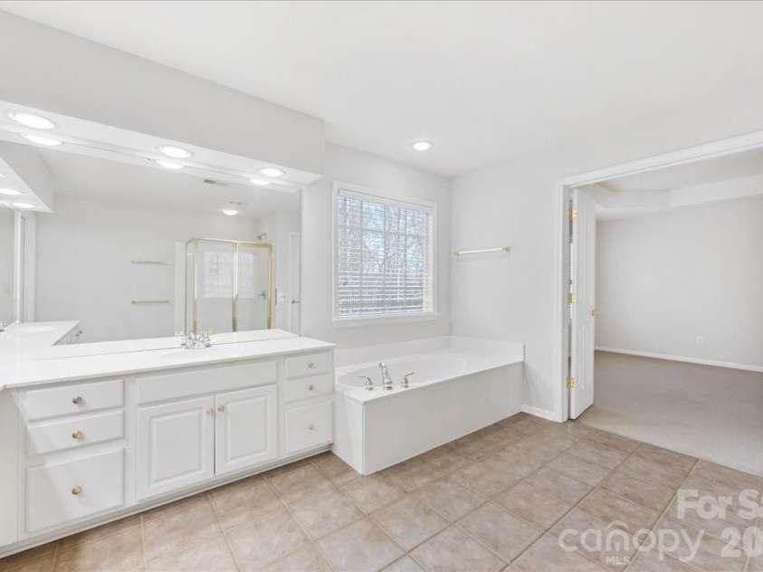 11143 Knight Castle Drive, Charlotte, NC 28277.  MLS# CAR4354916, YatesRealty ID 6871. En-Suite