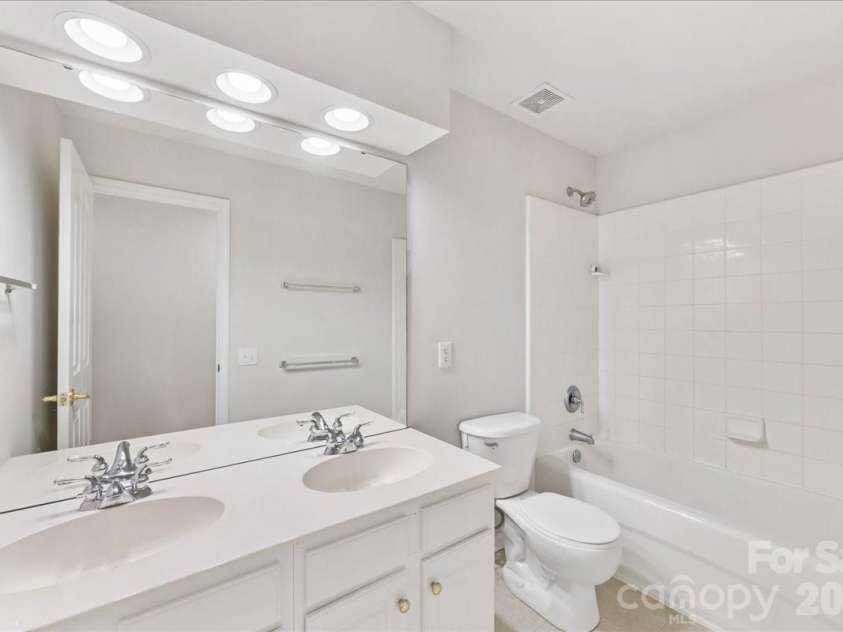 11143 Knight Castle Drive, Charlotte, NC 28277.  MLS# CAR4354916, YatesRealty ID 6871. Hallway Full Bathroom
