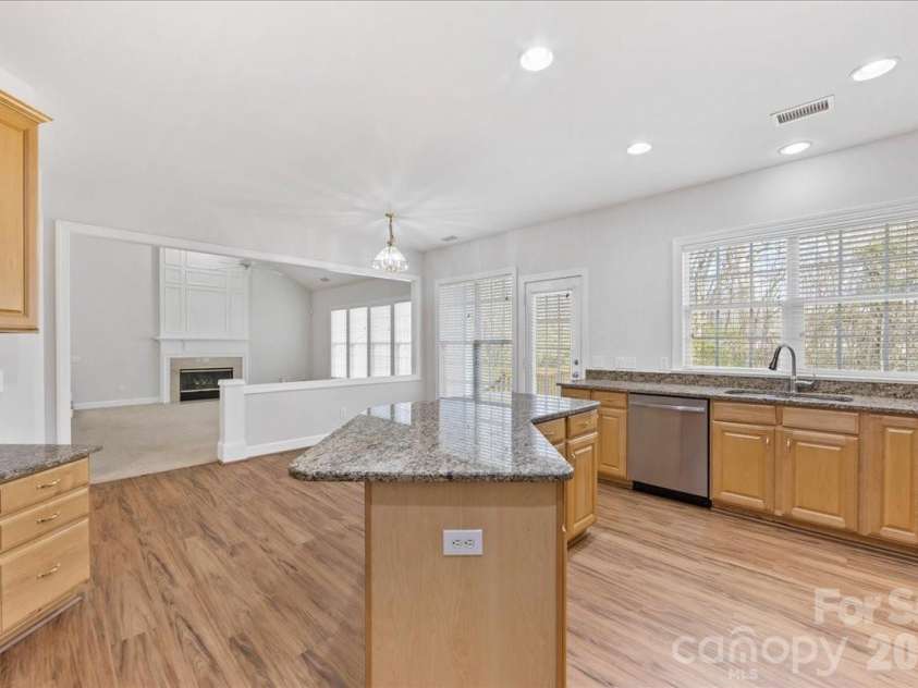11143 Knight Castle Drive, Charlotte, NC 28277.  MLS# CAR4354916, YatesRealty ID 6871. Kitchen