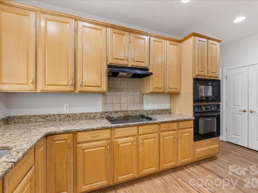 11143 Knight Castle Drive, Charlotte, NC 28277.  MLS# CAR4354916, YatesRealty ID 6871. Kitchen