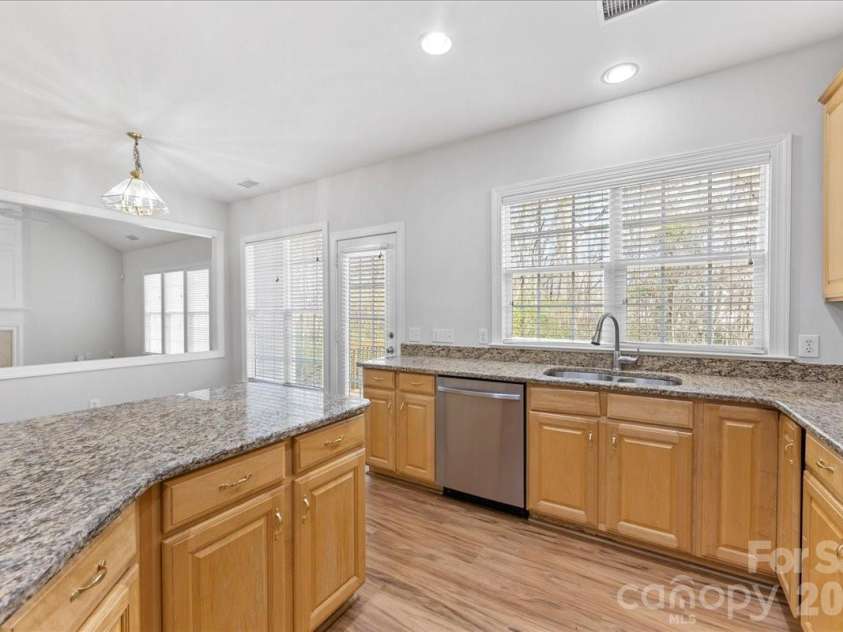 11143 Knight Castle Drive, Charlotte, NC 28277.  MLS# CAR4354916, YatesRealty ID 6871. Kitchen - new dishwasher