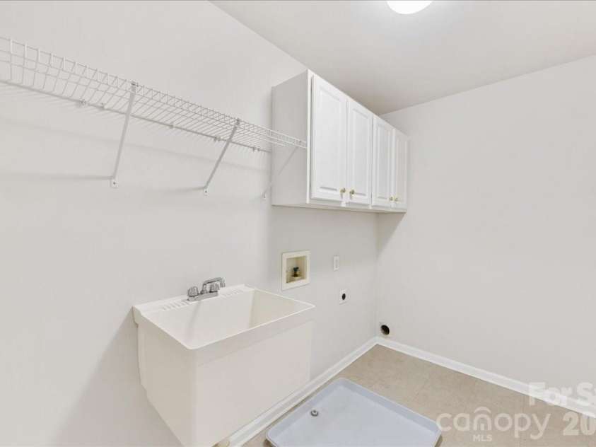 11143 Knight Castle Drive, Charlotte, NC 28277.  MLS# CAR4354916, YatesRealty ID 6871. Laundry Room