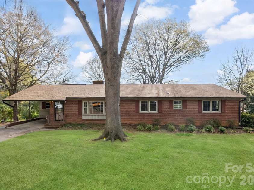 420 Downey Place, Gastonia, NC 28054.  MLS# CAR4357786, YatesRealty ID 6873. Beautifully updated, brick ranch!